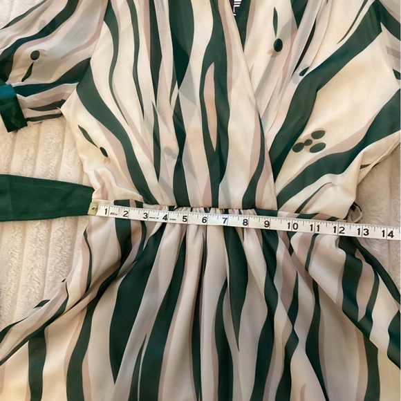 Kaimilan Green Day A-Line V-Neck Short Sleeve Midi Printed Dress - Picture 13 of 15